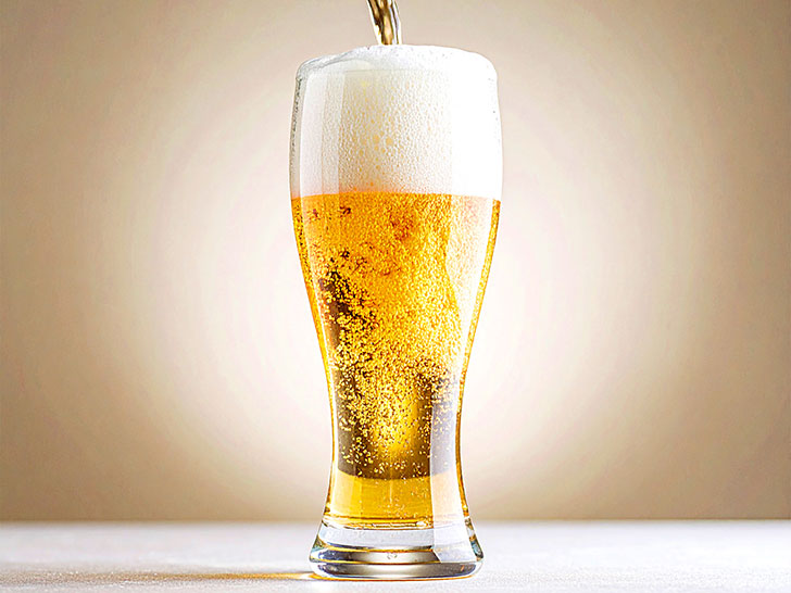グラスに注がれる冷たいビール