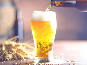 グラスに注がれる冷たいビール