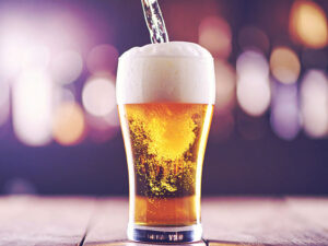 グラスに注がれる冷たいビール