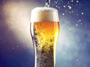 グラスに注がれる冷たいビール