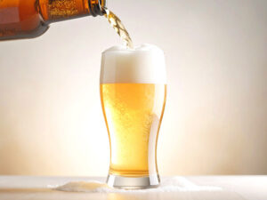 グラスに注がれる冷たいビール