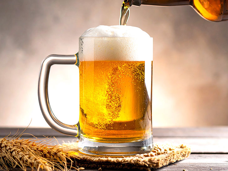 グラスに注がれる冷たいビール