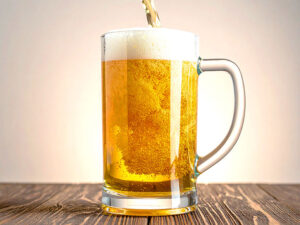 グラスに注がれる冷たいビール