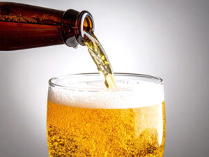 グラスに注がれる冷たいビール
