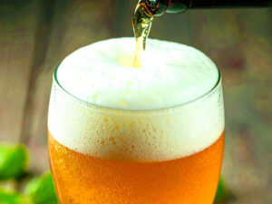グラスに注がれる冷たいビール