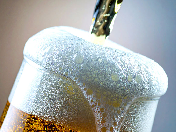 グラスに注がれる冷たいビール