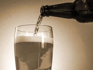 グラスに注がれる冷たいビール