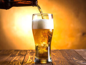 グラスに注がれる冷たいビール