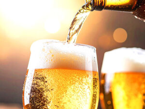 グラスに注がれる冷たいビール