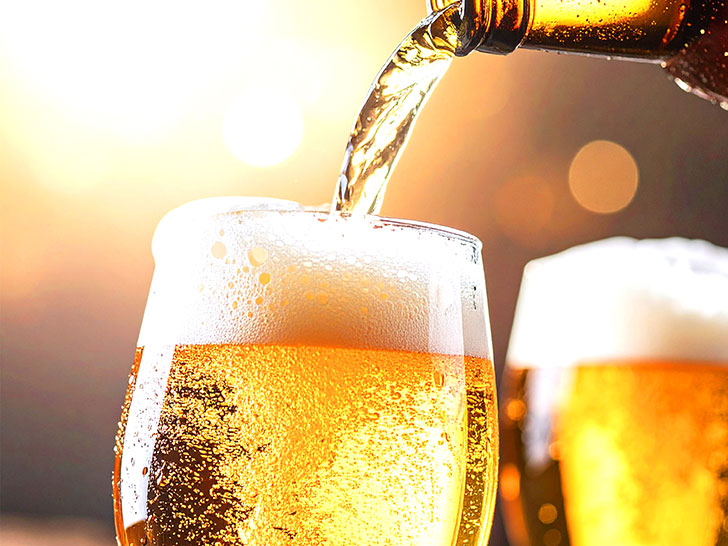 グラスに注がれる冷たいビール