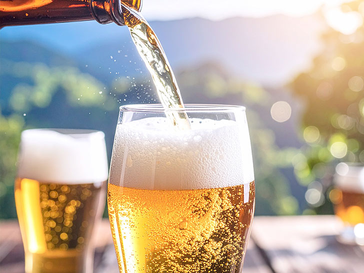 グラスに注がれる冷たいビール