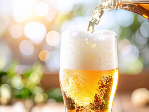 グラスに注がれる冷たいビール