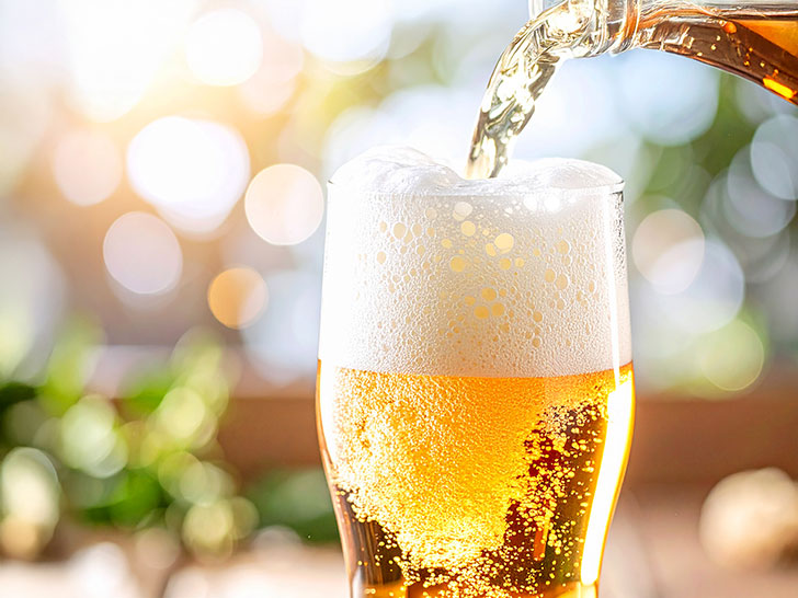 グラスに注がれる冷たいビール