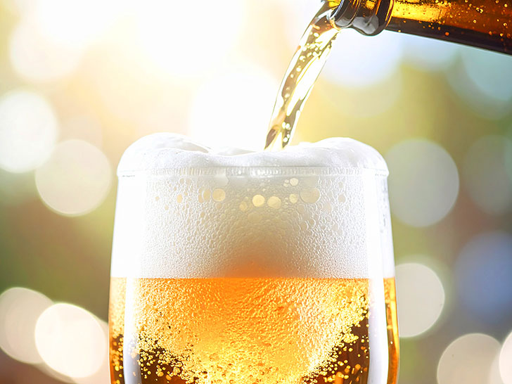グラスに注がれる冷たいビール
