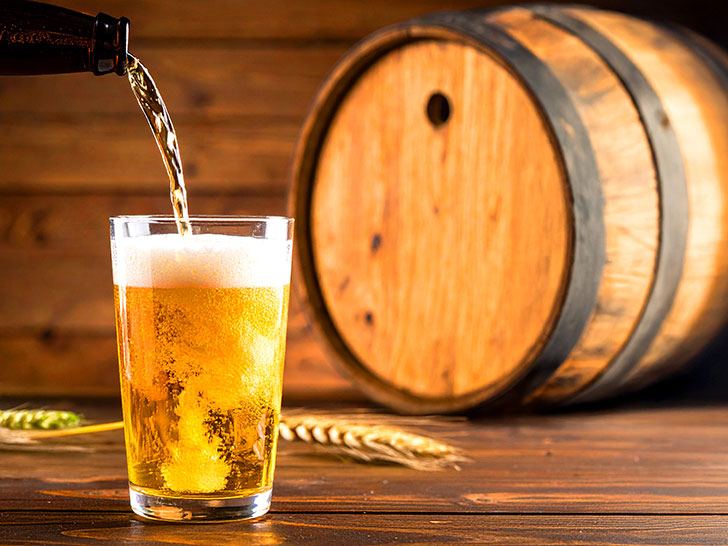 グラスに注がれる冷たいビール