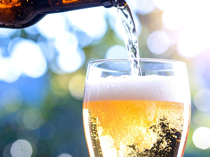 グラスに注がれる冷たいビール