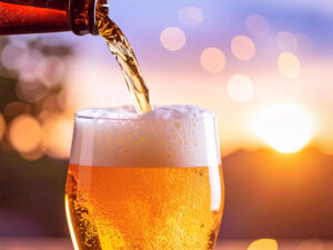 グラスに注がれる冷たいビール