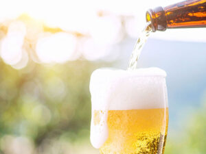 グラスに注がれる冷たいビール