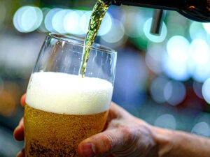 グラスに注がれる冷たいビール