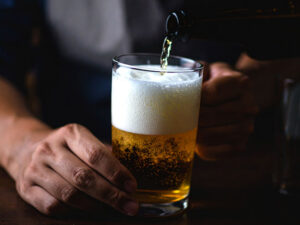 グラスに注がれる冷たいビール