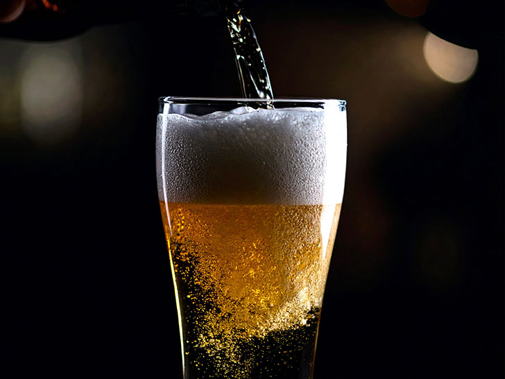 グラスに注がれる冷たいビール