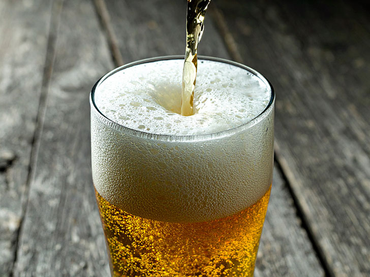 グラスに注がれる冷たいビール