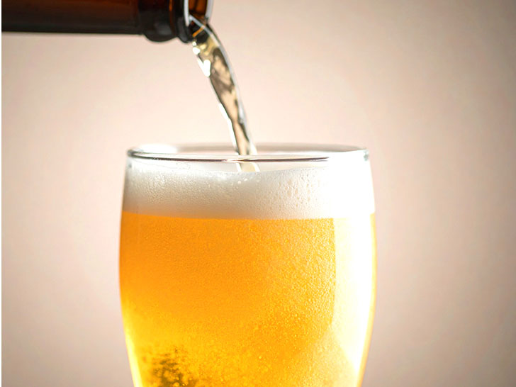 グラスに注がれる冷たいビール