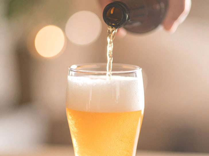グラスに注がれる冷たいビール