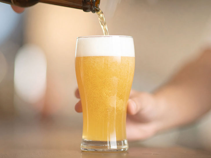 グラスに注がれる冷たいビール