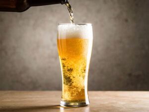 グラスに注がれる冷たいビール