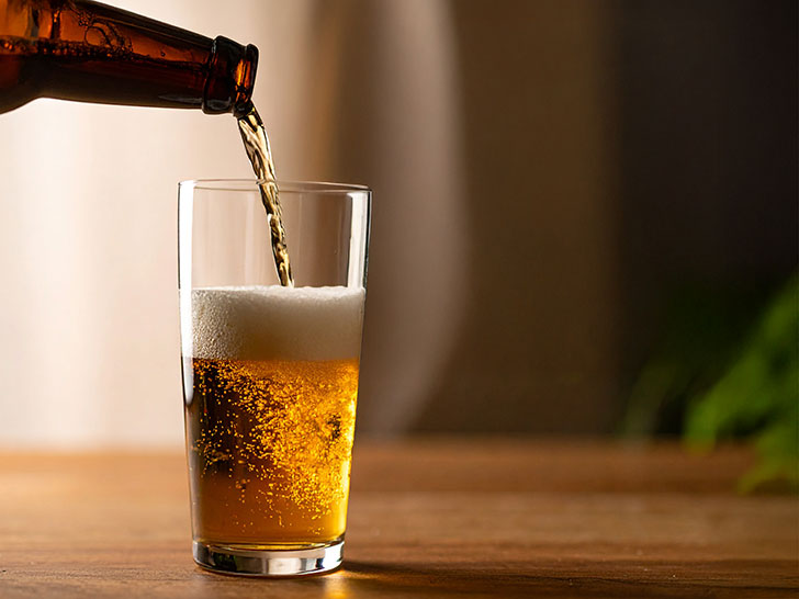 グラスに注がれる冷たいビール