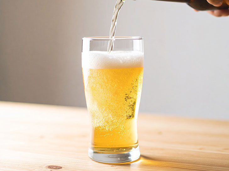 グラスに注がれる冷たいビール