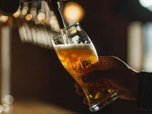 グラスに注がれる冷たいビール