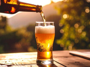 グラスに注がれる冷たいビール