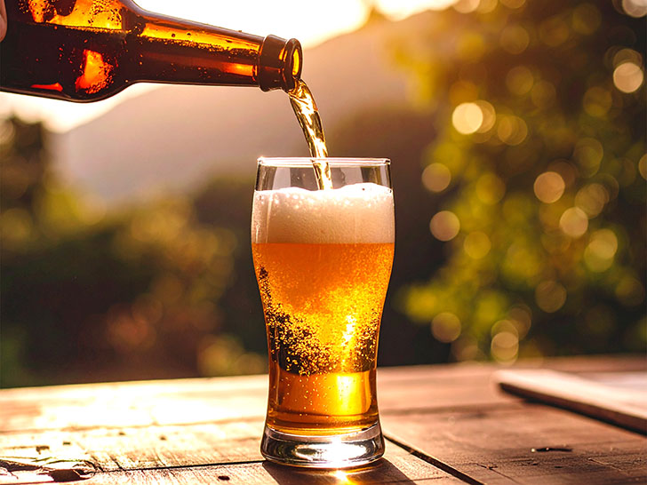 グラスに注がれる冷たいビール