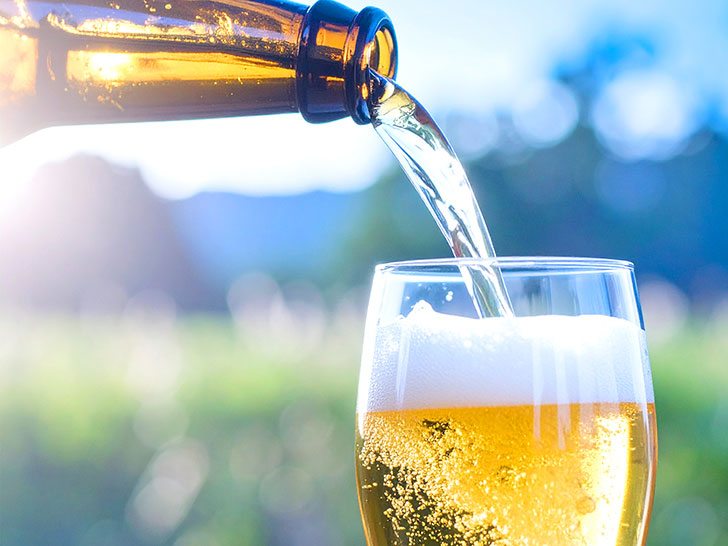 グラスに注がれる冷たいビール