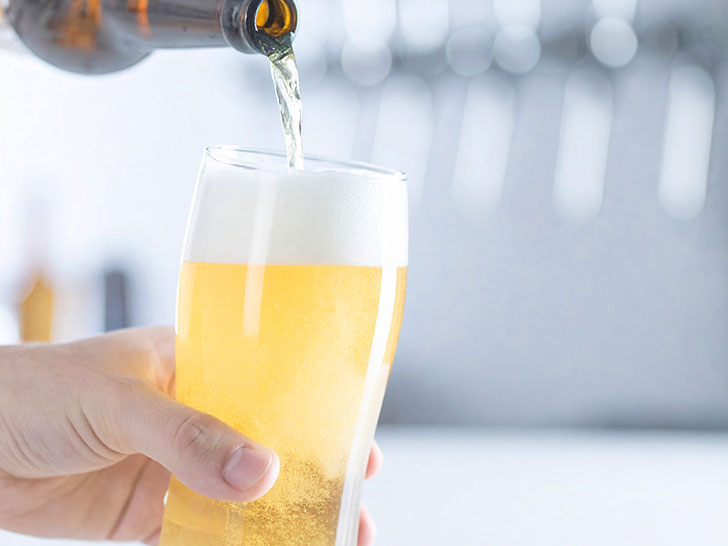 グラスに注がれる冷たいビール