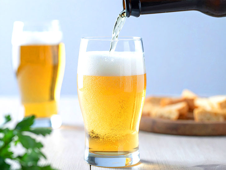 グラスに注がれる冷たいビール