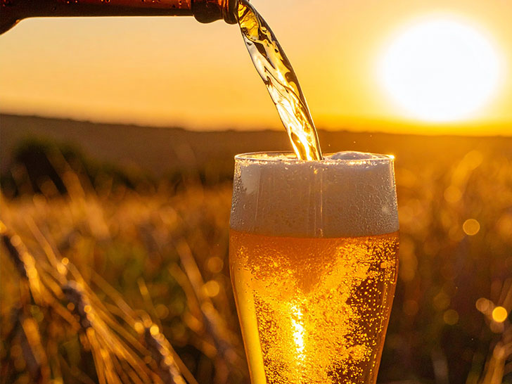 グラスに注がれる冷たいビール