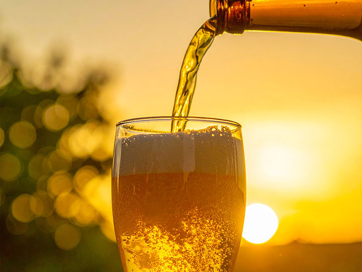 グラスに注がれる冷たいビール