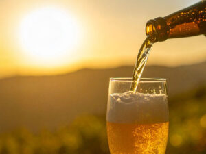 グラスに注がれる冷たいビール
