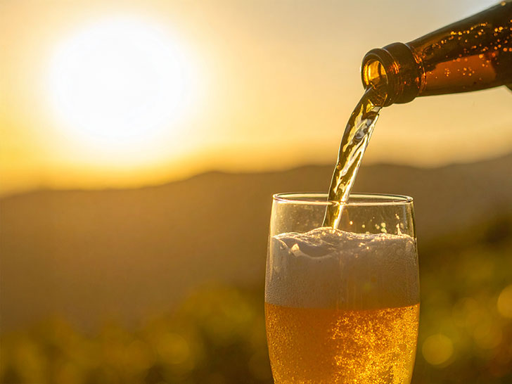 グラスに注がれる冷たいビール