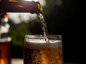 グラスに注がれる冷たいビール