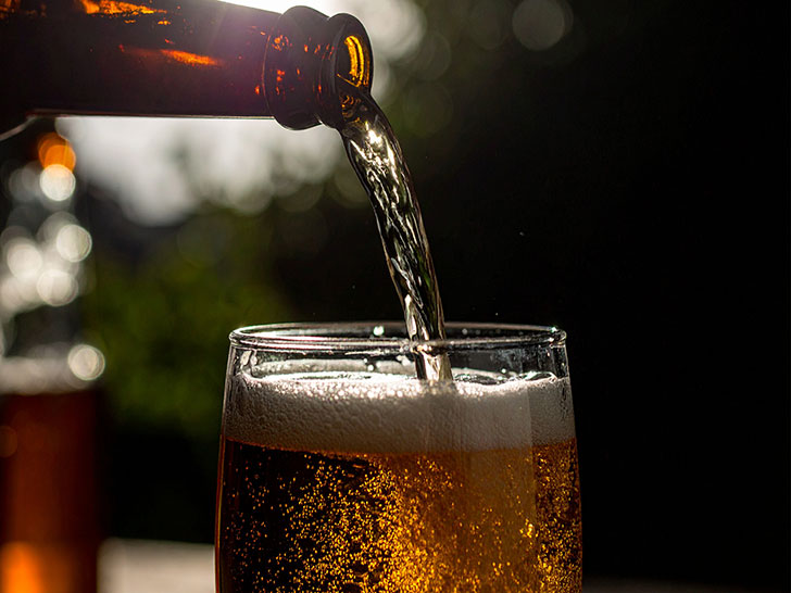 グラスに注がれる冷たいビール
