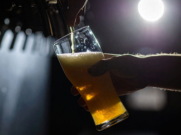 グラスに注がれる冷たいビール