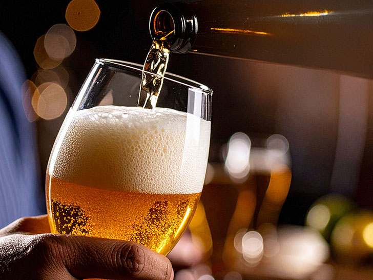 グラスに注がれる冷たいビール