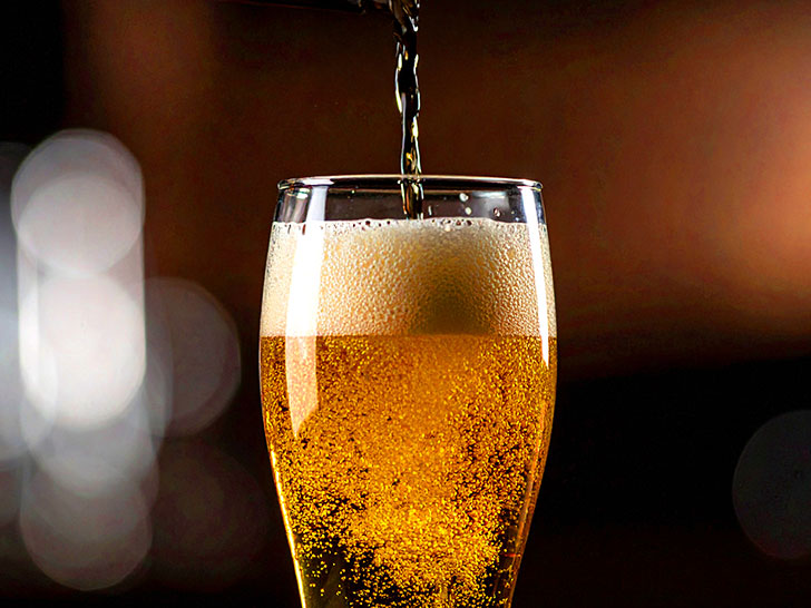 グラスに注がれる冷たいビール