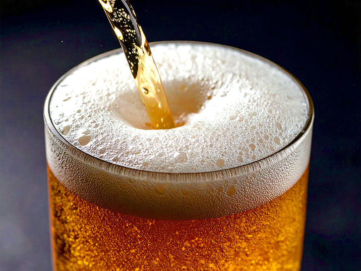 グラスに注がれる冷たいビール