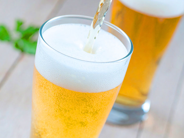 グラスに注がれる冷たいビール