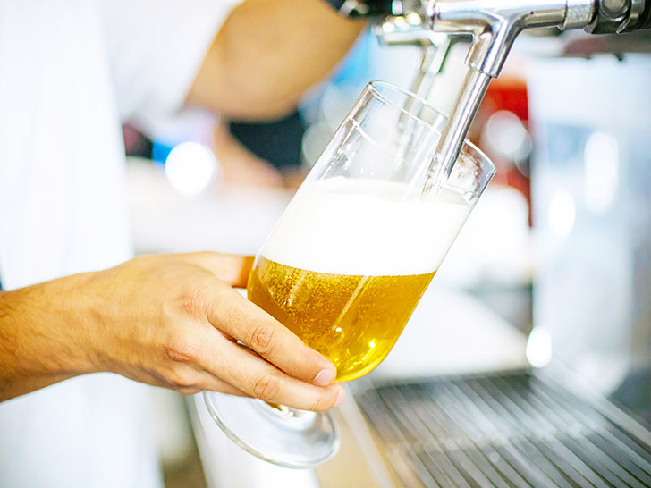 グラスに注がれる冷たいビール
